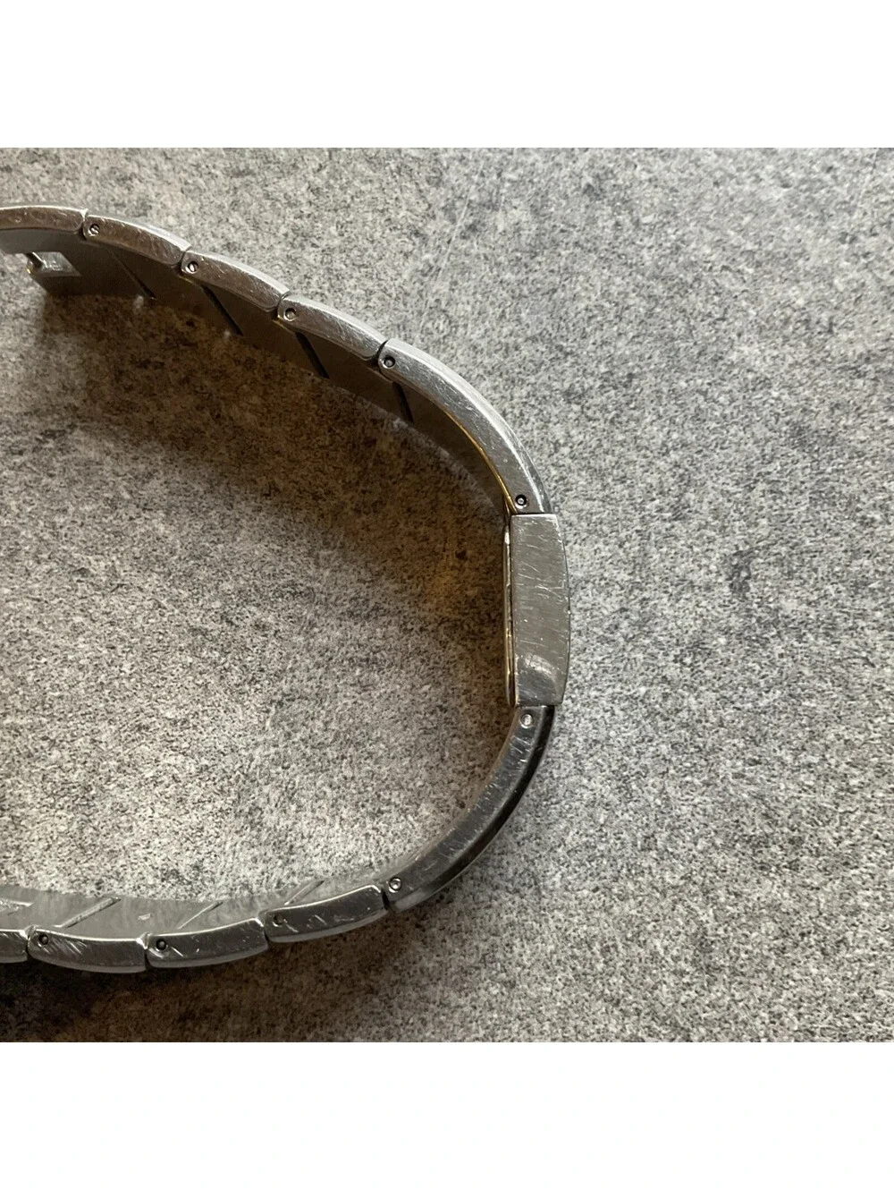 Vintage Guess Womens Bracelet Watch 18mm Silver Tone Case And Band U11523L2 B-Z